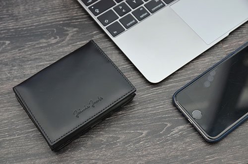 Größenvergleich mit 12-Zoll MacBook und iPhone 6s