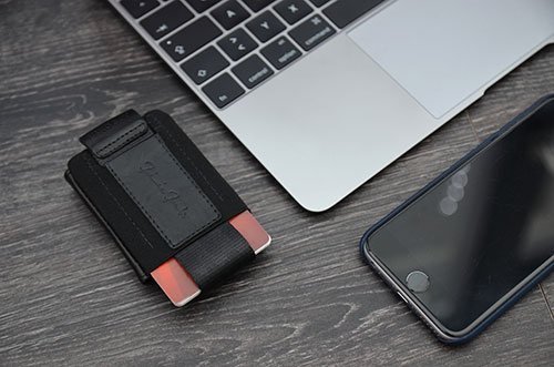 Größenvergleich mit 12-Zoll-MacBook und iPhone 6s