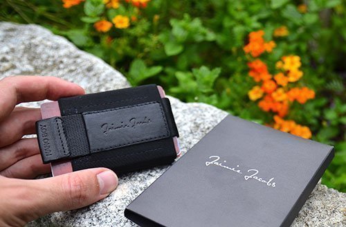 Größenvergleich mit der Verpackung und der Hand des Redakteurs