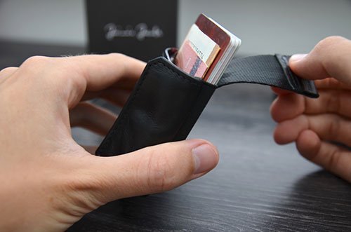 Mit der Lasche befördert die Karten und Scheine nach oben