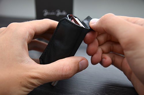 An der seitlichen Lasche kann man ziehen