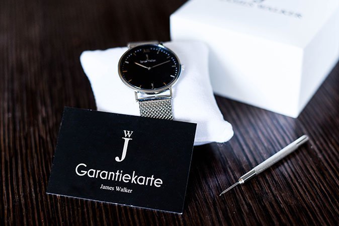 Eine kleine Box mit viel Inhalt. Vor allem die Garantiekarte erleichtert die Kaufentscheidung.