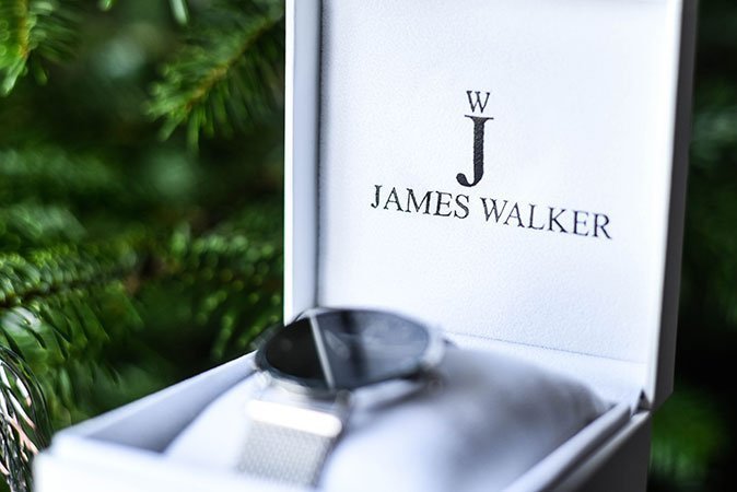 Eine schöne Box mit elegantem Logo.