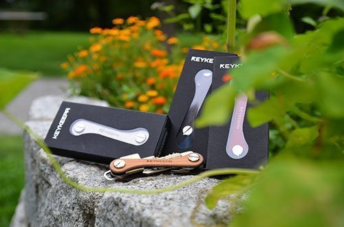 Die Verpackungen der unterschiedlichen Keykeepa-Versionen