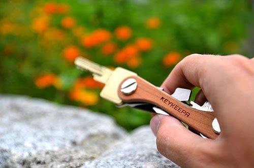 Die Lasergravur "KEYKEEPA" wirkt nicht zu aufdringlich