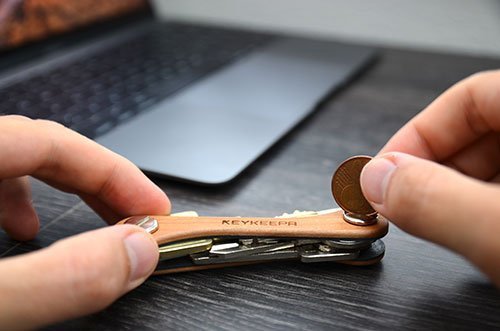 Geöffnet werden die Schrauben am einfachsten mit einem 5 Cent Stück