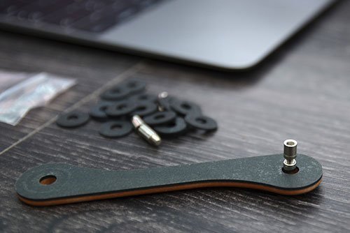 Verlängerungshülsen werden einfach aufgedreht und erweitern den Keykeepa, um mehr Schlüssel zu fassen