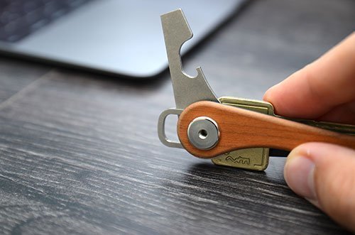 Ein Flaschenöffner sowie eine Öse sind bereits integriert