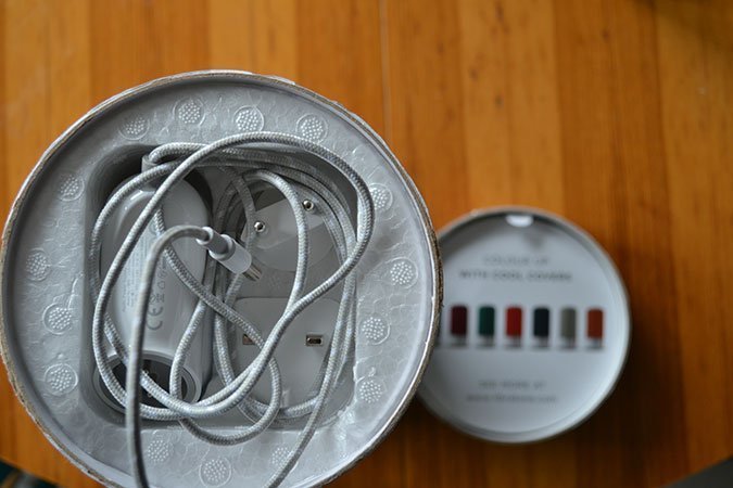 Unter dem Deckel befinden sich Ladekabel sowie Bedienungsanleitungen in mehreren Sprachen.