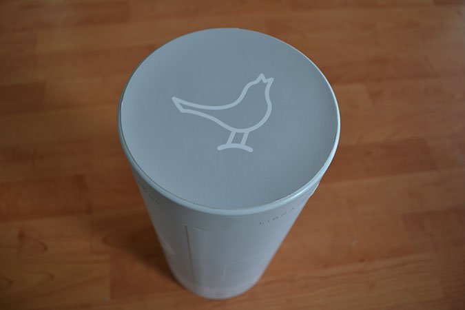 Die zylinderförmige Verpackung ist schlicht gehalten und einfach zu entpacken.