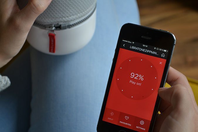 Die App erweitert die Funktionen der App nicht nur. Sie zeigt zum Beispiel auch den Batteriestand an. Sehr hilfreich.