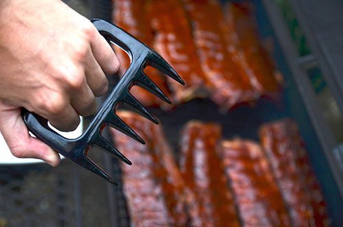 Die BBQ-Claws sind perfekt dafür geeignet, um Fleischstücke zum Zerschneiden festzuhalten