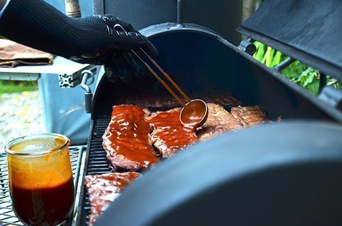 Schöpfkellen, Pfannen und anderes Grill-Zubehör kann dank der Silikon-Beschichtung gut gehalten werden