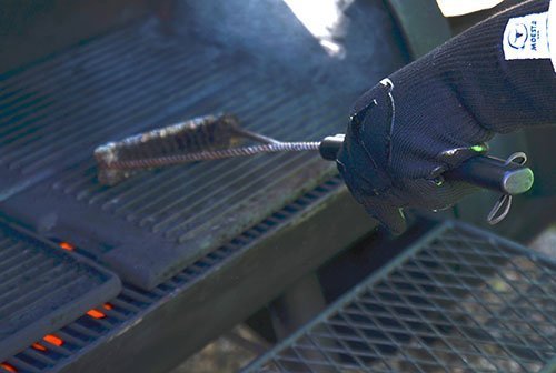 Um sich die Finger nicht schmutzig zu machen, sind die GrillGloves auch praktisch beim Säubern des Rosts