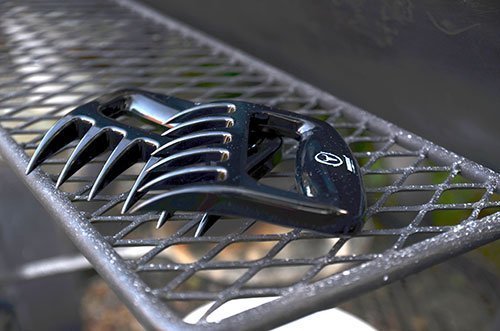 Die Fleischkrallen machen sich gut als BBQ-Zubehör