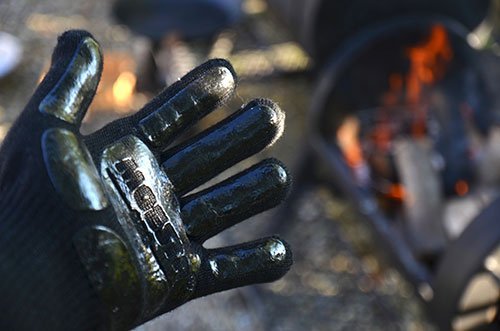 Die GrillGloves von Moesta-BBQ liegen gut an der Hand