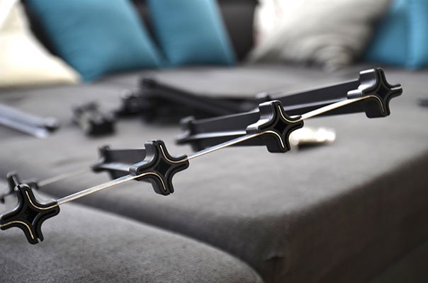 Nacheinander werden die einzelnen Polymer-Stangen nach persönlichem Wunsch aneinandergesteckt