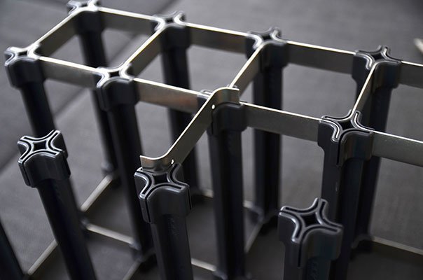 Die Verbindungsstücke werden am besten mit den Fingern in die Einkerbungen gesteckt und dann mit einem Gummihammer festgeschlagen