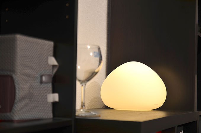Philips Hue Wellner auf einem Sideboard platziert