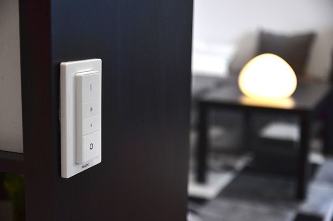 Der Dimmschalter kann an der Wand oder auch an Möbelstücken befestigt werden – auch ohne Bohren