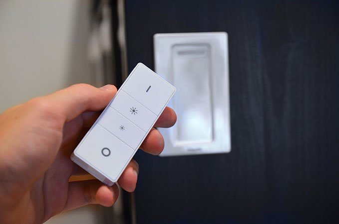 Der Dimmschalter kann einfach aus der magnetischen Station genommen werden