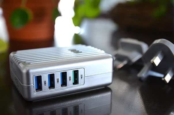 Der Wandstecker bietet vier Lade-Ports