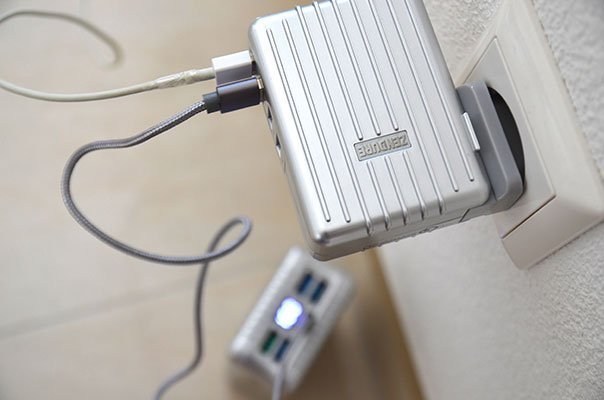 Durch zwei Wandadapter ist das Netzteil für die meisten Länder kompatibel