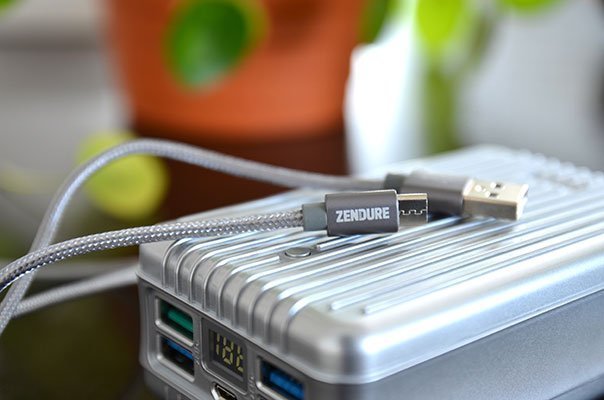 Das Micro-USB-Kabel lädt entweder das Tablet_Smartphone oder die Powerbank selbst