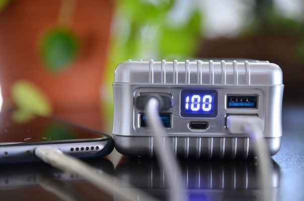 Das Smartphone ist mit dem Highspeed-Port schnell geladen