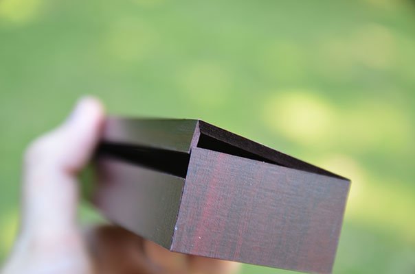 Präzise Anfertigung und sanftes Verschließen der Holzbox