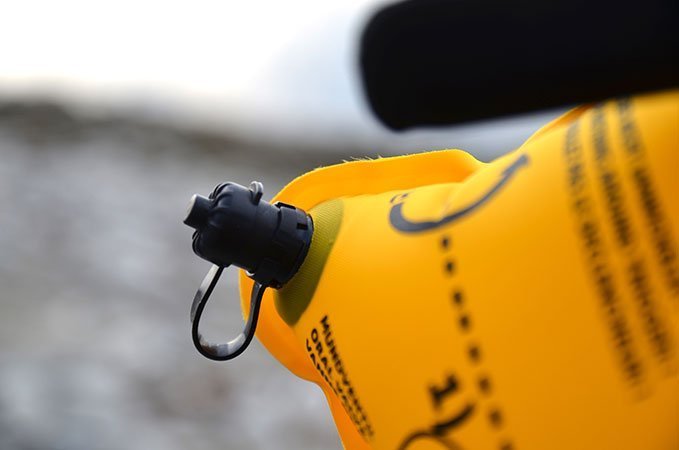 Das Luftventil kann hier geöffnet werden und dient bei Bedarf auch zum Aufblasen von Restube