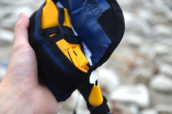 Die gefaltete und fixierte Boje wird nun wieder in die Tasche gesteckt