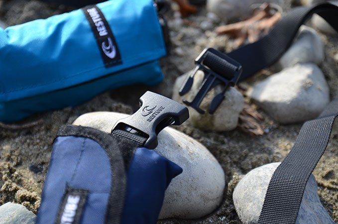 Die Gürtelschnalle ist sehr stabil und hält Restube sicher am Körper