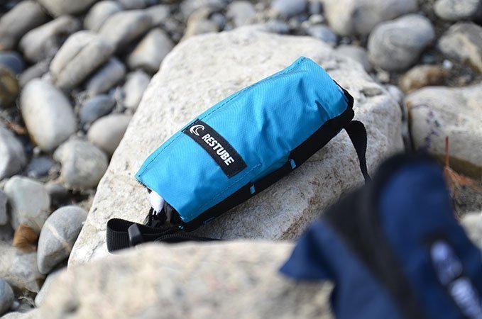 Restube classic kann sowohl horizontal als auch vertikal getragen werden