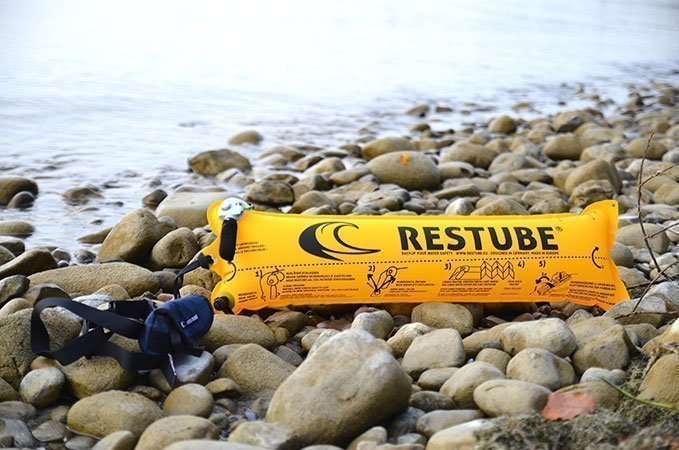 Restube wird innerhalb weniger Sekunden prall mit Luft gefüllt