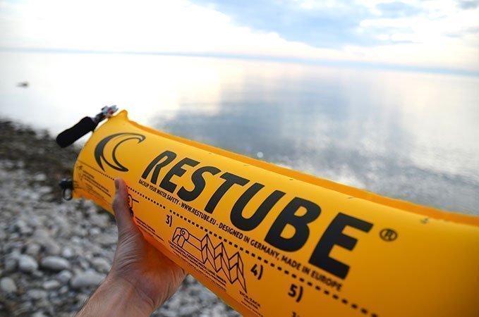 Rund 70 Zentimeter ist die gelbe Boje lang; die Anleitung zum Wiederverwenden ist sogar aufgedruckt