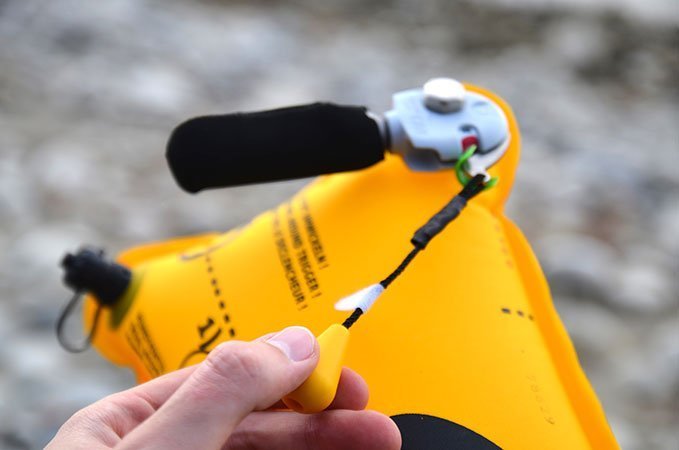 Diese Schnur dient als Auslöser und entleert die CO2-Patrone