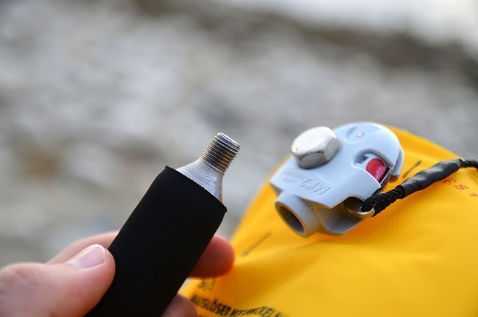 Die CO2-Patrone wird einfach abgeschraubt und durch eine neue ersetzt – der Silikon-Mantel dient zum Schutz