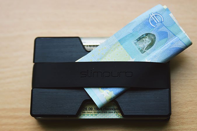 Das zusammengebaute Etui hält auch Geldscheine problemlos