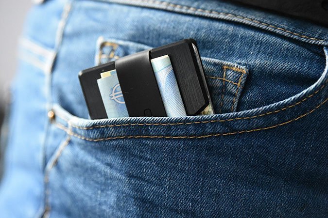 Das Slimpuro Kreditkartenetui verschwindet einfach in der vorderen Hosentasche