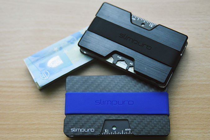 Das Slimpuro-Etui gibt es in den Ausführungen Aluminium und Carbon