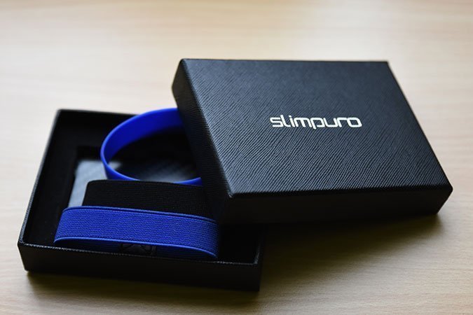Das Etui passt mit samt den zugehörigen Bändern in die kleine Box