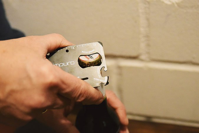 äußerst praktisch: Eine Karte, die Flaschen öffnet....