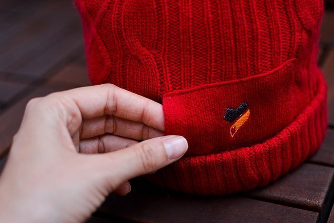 Auch die Tasche am Hinterkopf passt perfekt ins Bild.