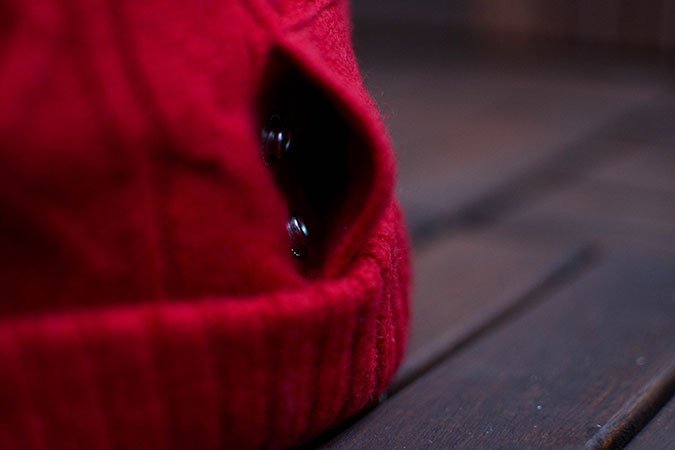 Nach dem Aufladen, lässt sich der Akku ganz einfach am hinteren Teil der Mütze befestigen.