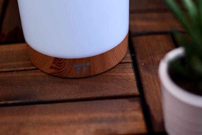 Fällt kaum auf: Das kleine Logo passt super zu dem unteren Rand in Holzoptik.