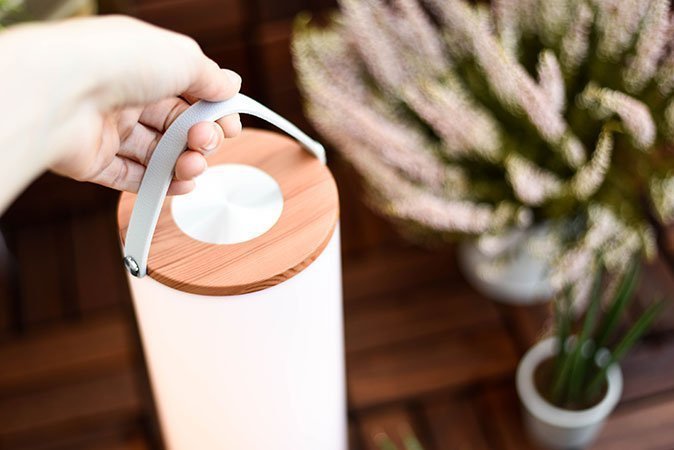 Die Lampe lässt sich ganz einfach durch den Tragegriff transportieren. Auch an einem Haken an der Decke macht die Lampe somit eine gute Figur.