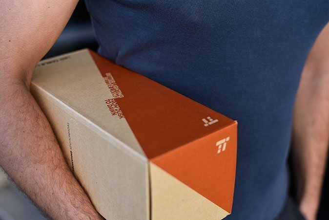 Sie kommt in einem schicken Karton: so handlich, wie die Lampe ist, lässt Sie sich ganz einfach transportieren.