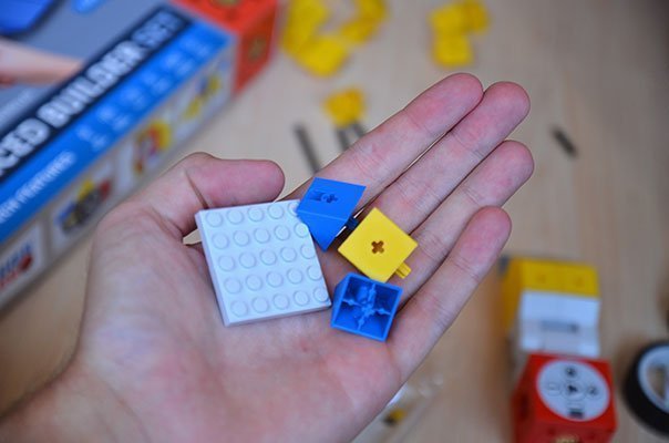 Bausteine und LEGO-Platte für individuelle Roboter