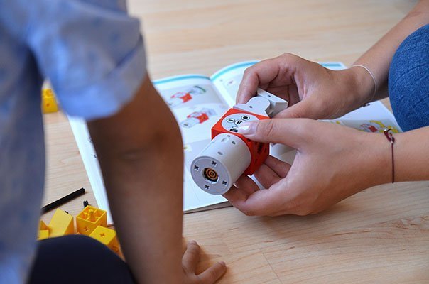 Das Hauptmodul mit angesteckten Bewegungselementen